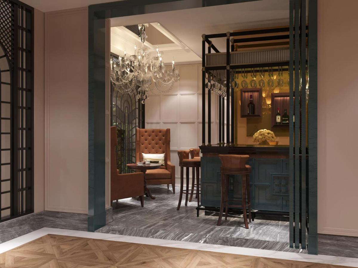 Grand Hotel Du Lac Hanoi Buitenkant foto The bar at the hotel
