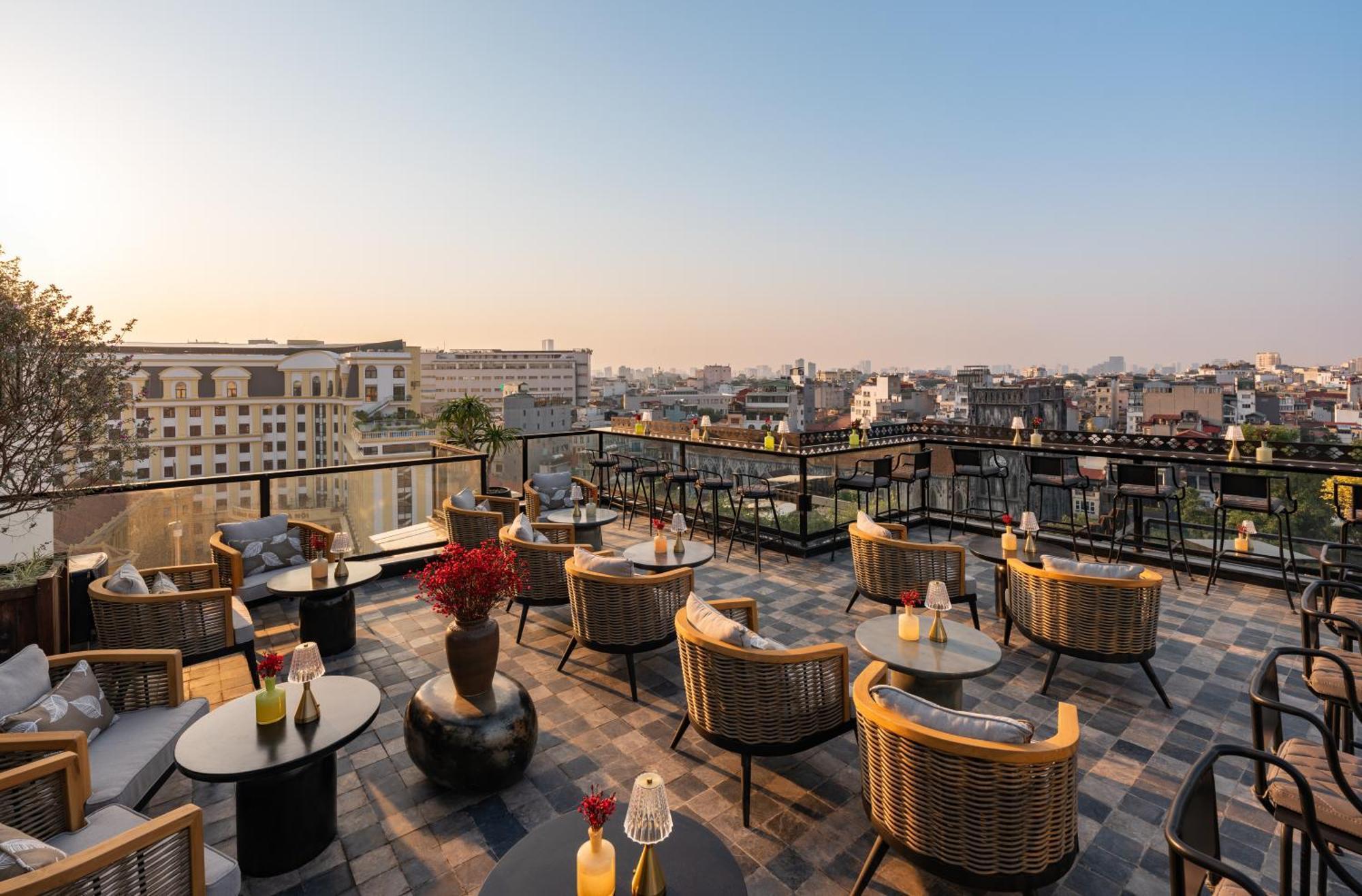 Grand Hotel Du Lac Hanoi Buitenkant foto Rooftop bar at the hotel
