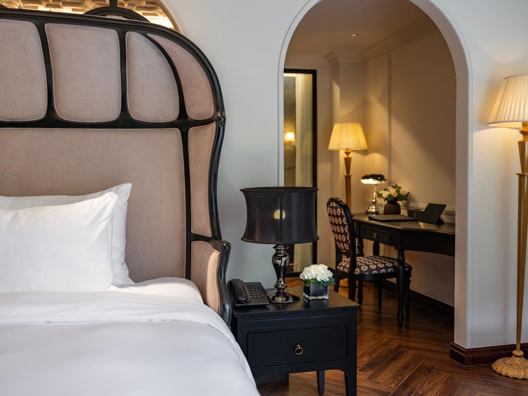 Grand Hotel Du Lac Hanoi Buitenkant foto A bedroom at the hotel