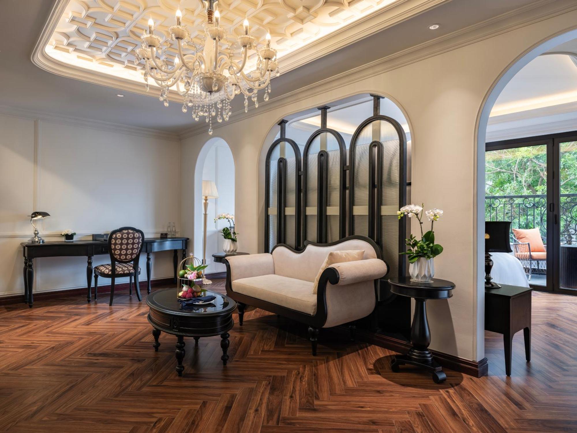 Grand Hotel Du Lac Hanoi Buitenkant foto The living room of a suite at the Mandarin Oriental, Bangkok