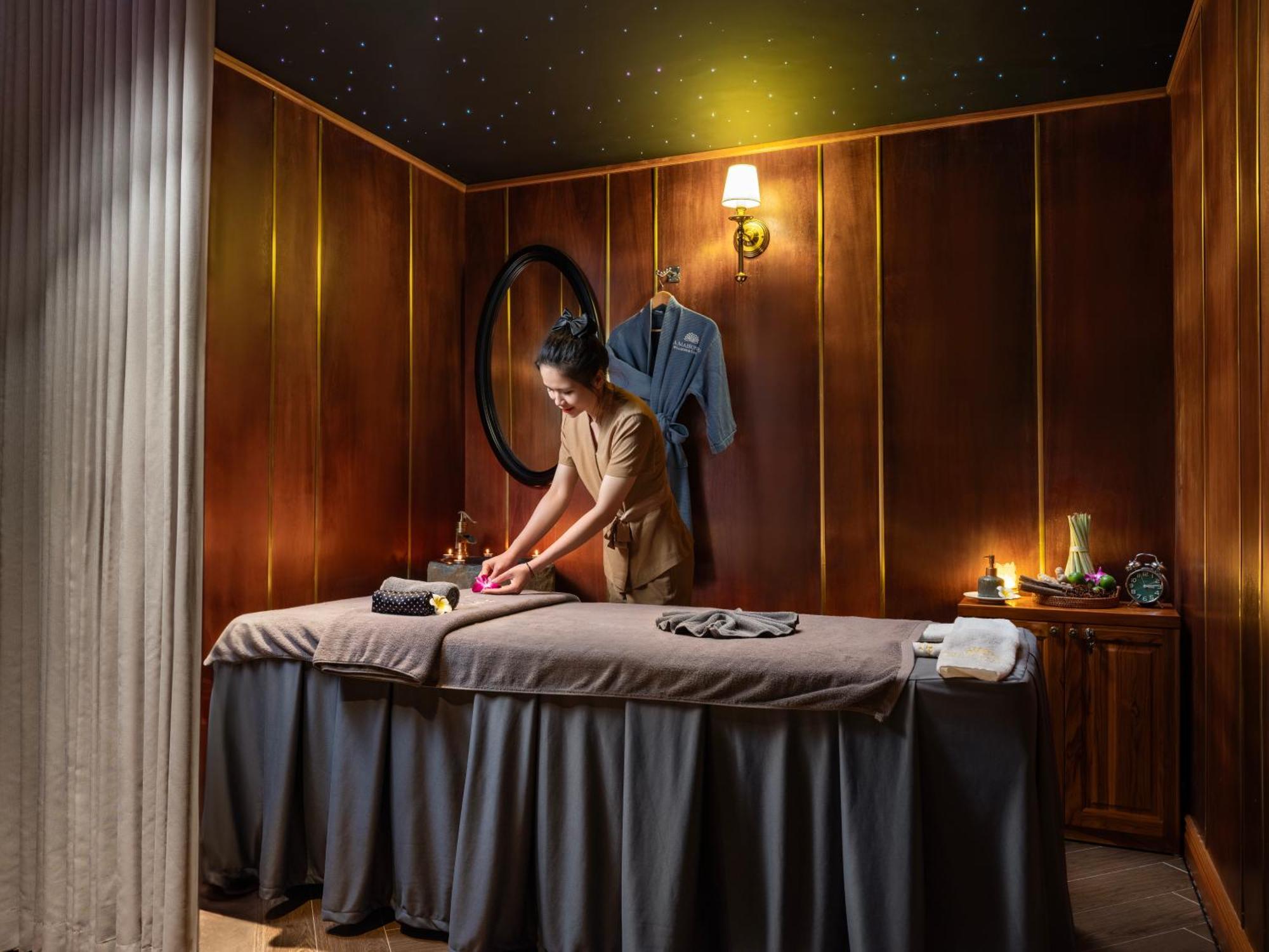 Grand Hotel Du Lac Hanoi Buitenkant foto Thai massage