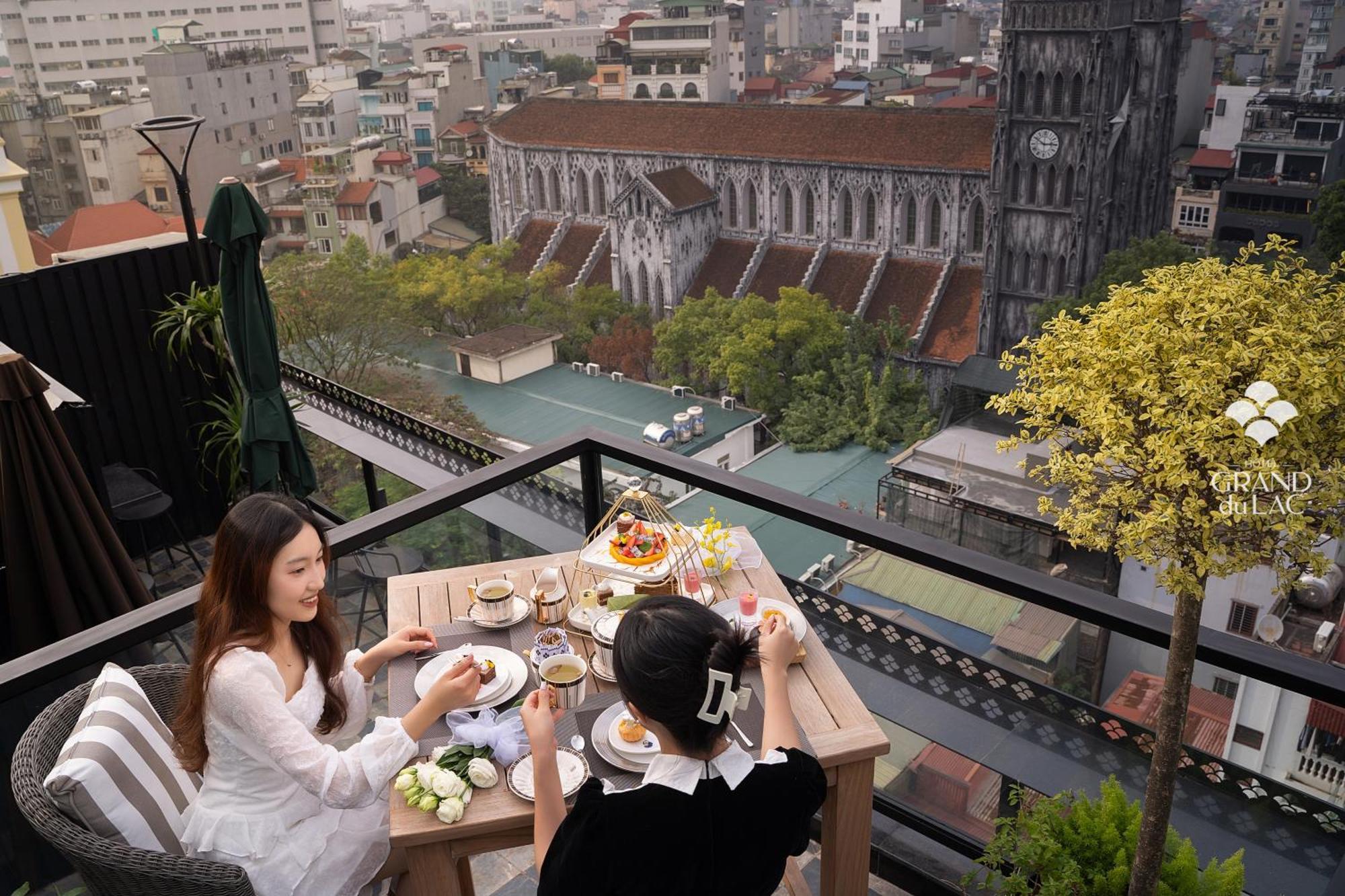 Grand Hotel Du Lac Hanoi Buitenkant foto The view of the Saigon River from the rooftop bar