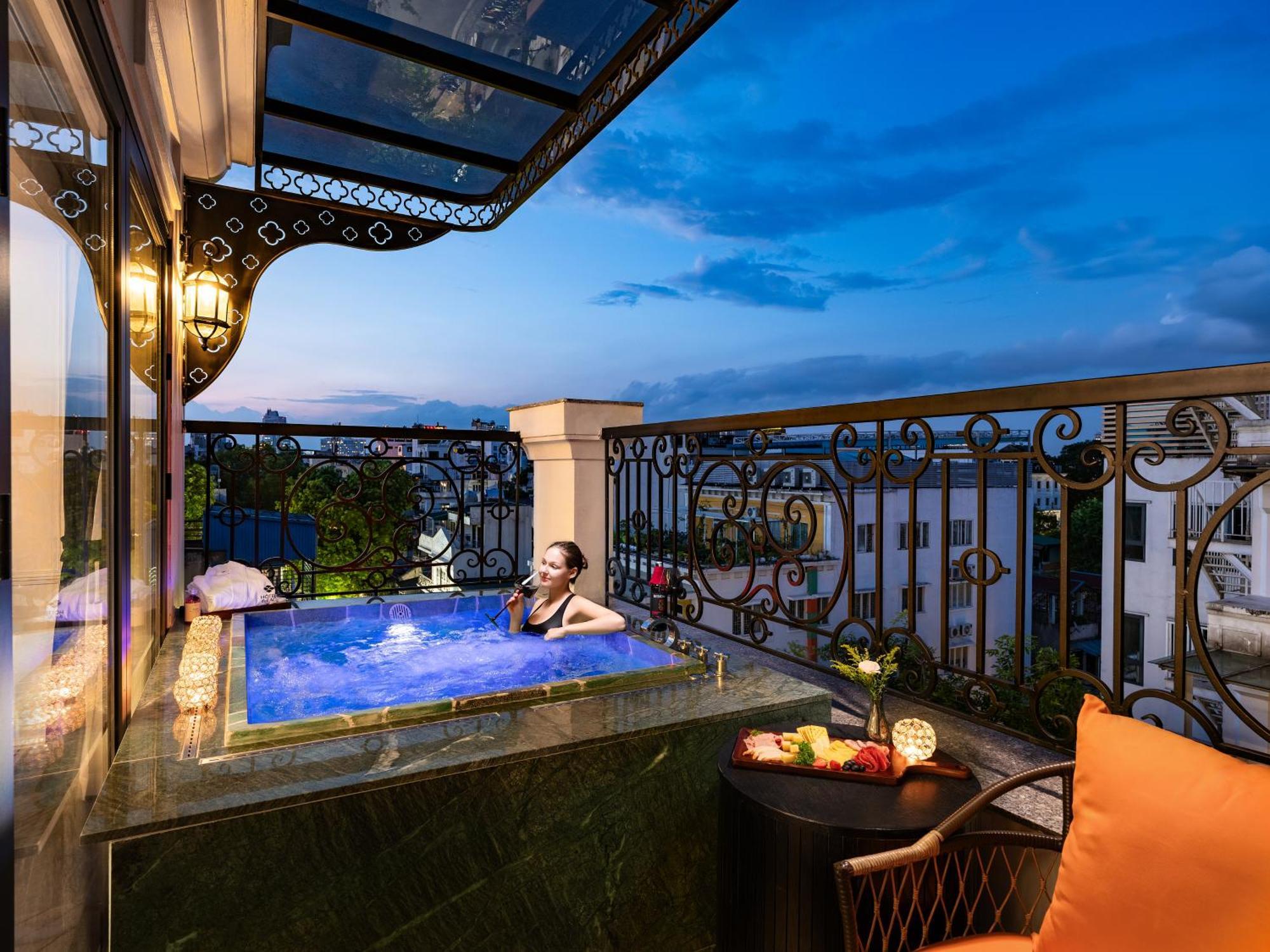 Grand Hotel Du Lac Hanoi Buitenkant foto The hotel's rooftop pool