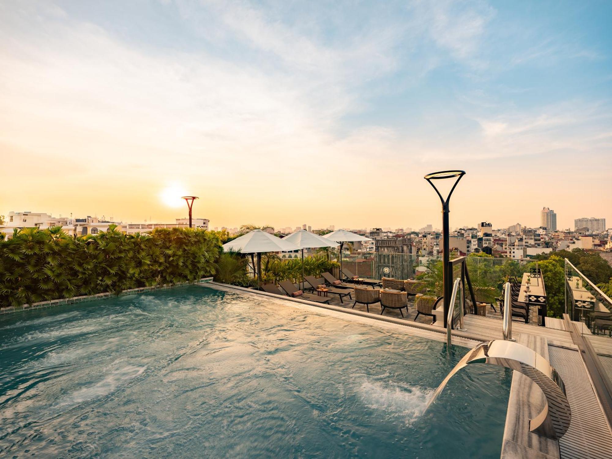 Grand Hotel Du Lac Hanoi Buitenkant foto Rooftop pool at the hotel